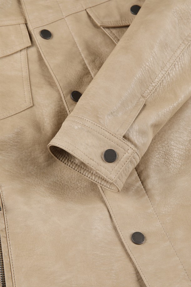 M-GPJP12 스냅 집업 피유 점퍼는 베이직하고 캐주얼한 스타일을 선호하는 남성을 위한 간절기용 아우터입니다. 부드러운 촉감의 폴리우레탄, 비스코스, 면, 폴리에스터 혼방 소재로 제작되어 편안한 착용감을 선사합니다. 레귤러 핏에 레귤러 기장으로, 스냅 여밈 카라와 투웨이 지퍼, 체스트 포켓 2개, 사이드 지퍼 포켓이 있어 실용성을 더했습니다. 베이지 컬러의 무지 디자인으로 다양한 룩에 손쉽게 매치할 수 있으며, 긴 소매로 간절기 날씨에 적합합니다. 미니멀하고 클래식한 스타일을 연출하기에도 좋습니다.
