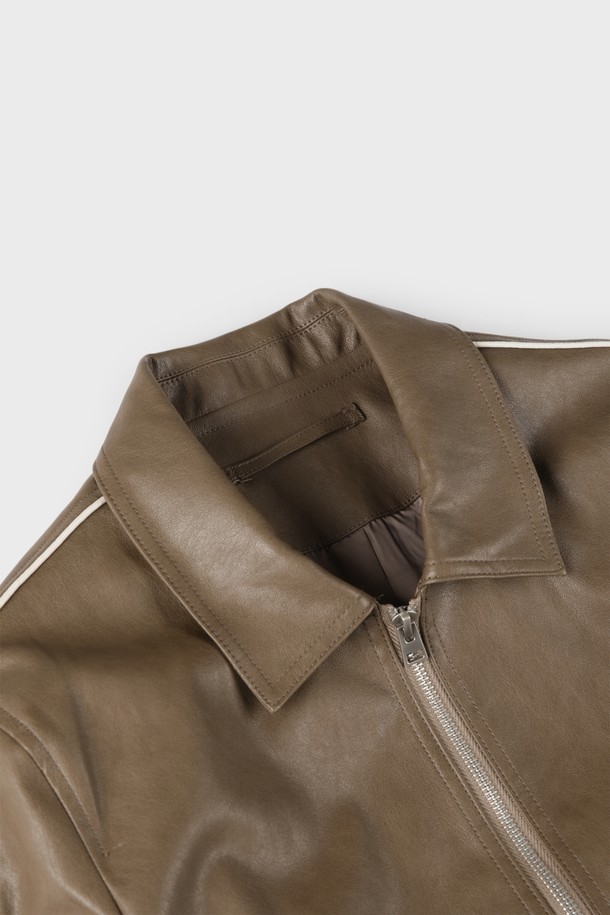 캐주얼 집업 피유 점퍼 M-GPJP09는 부드러운 촉감의 폴리우레탄, 폴리에스터, 인조 가죽 혼방 소재로 제작된 남성용 점퍼입니다. 간절기 시즌에 적합하며, 데이트룩 또는 카페룩에 잘 어울리는 미니멀, 클래식 스타일의 아이템입니다. 브라운 컬러에 무지 패턴으로, 레귤러핏과 레귤러 기장으로 깔끔하게 떨어지는 핏을 연출합니다. 투웨이 지퍼와 사이드 포켓 2개, 기본 칼라, 아이보리 라인 디테일이 돋보이며, 긴 소매와 안감으로 편안한 착용감을 선사합니다.
