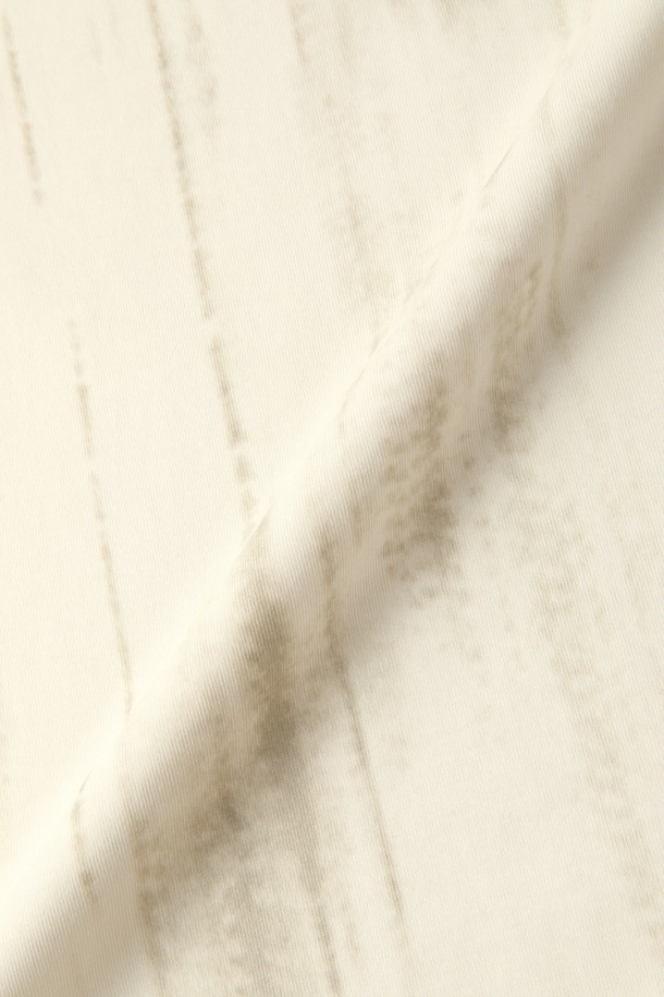 베이직한 스타일의 남성용 로고 반팔 티셔츠 M-GTEE17입니다. 시원한 촉감의 면과 폴리에스터 혼방 소재로 제작되어 여름철 데일리룩에 적합합니다. 릴렉스핏, 레귤러핏, 슬림핏 등 다양한 핏으로 편안하게 착용 가능하며, 라운드넥 디자인으로 깔끔함을 더했습니다. 여행룩, 휴가룩 등 캐주얼, 미니멀, 클래식한 스타일을 연출하기에 좋습니다. 로고 프린트가 돋보이는 얇은 두께의 반소매 티셔츠입니다.
