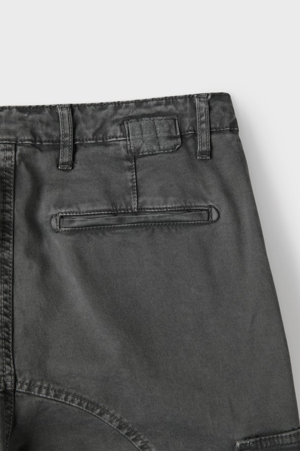 가먼트다잉 코튼 카고 팬츠 F-QCPT02는 캐주얼한 스타일의 남녀 공용 카고 바지입니다. 부드러운 촉감의 면과 엘라스테인 혼방 소재로 제작되어 사계절 내내 편안하게 착용할 수 있습니다. 레귤러슬림핏으로 제작되었으며, 브라운, 그레이, 블랙 세 가지 색상으로 제공됩니다. 가먼트다잉 기법을 적용하여 자연스러운 색감과 워싱 디테일을 살렸으며, 카고 포켓, 사이드 포켓, 패치 포켓, 백 월렛 포켓 등 다양한 수납공간을 갖추었습니다. 동네 마실룩, 여행룩 등 폭넓은 TPO에 미니멀하고 워크웨어적인 스타일을 더해줍니다.
