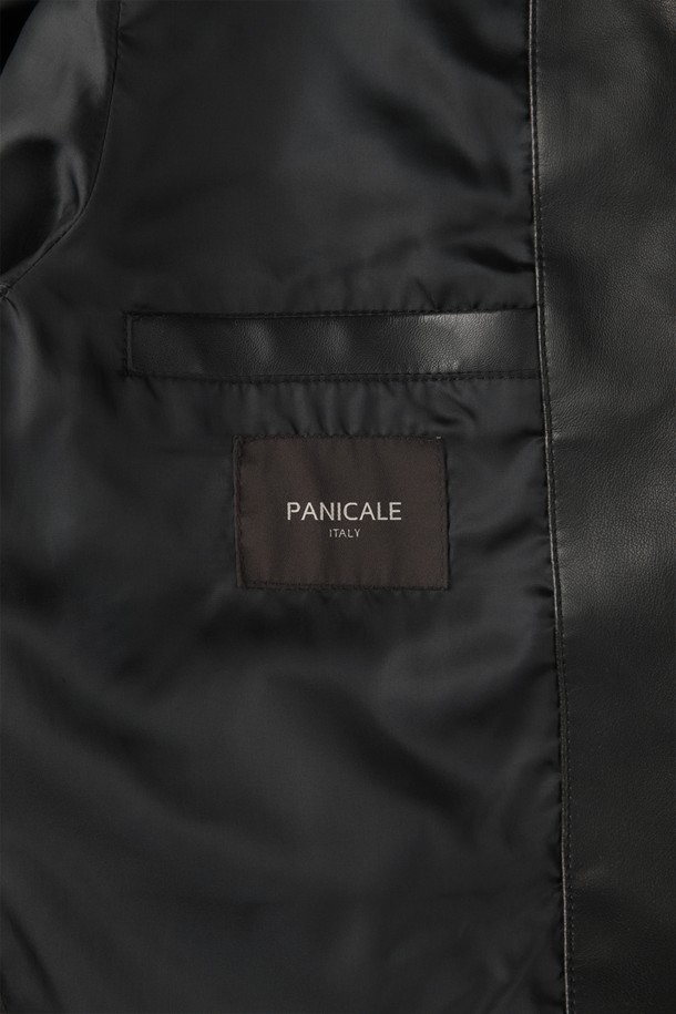 블랙 피유 레더 점퍼 M-GPJP58은 미니멀한 스타일을 추구하는 남성을 위한 간절기용 점퍼입니다. 부드러운 촉감의 폴리우레탄 소재로 제작되었으며, 레귤러핏과 레귤러 기장으로 편안한 착용감을 제공합니다. 가슴 지퍼 포켓과 사이드 포켓, 빈티지한 마감 라인이 특징이며, 지퍼형 여밈 방식으로 간편하게 스타일링할 수 있습니다. 데이트룩, 출근룩 등 다양한 TPO에 활용 가능하며, 미니멀, 클래식, 캐주얼 무드를 연출하기 좋습니다.
