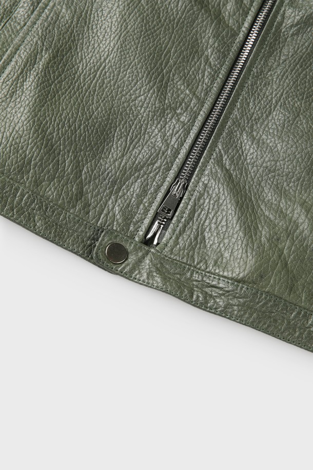 블루종 양가죽 자켓 F-GLJP55는 남성을 위한 캐주얼하고 베이직한 스타일의 아우터입니다. 부드러운 촉감의 양가죽 소재로 제작되었으며, 봄, 가을에 착용하기 좋습니다. 슬림핏 레귤러 기장으로, 무지 디자인에 그레이 컬러가 특징입니다. 모크넥과 투웨이 집업, 지퍼 포켓 디테일이 돋보이며, 안감이 있어 활동성을 높였습니다. 데이트룩에 활용하기 좋은 아이템입니다.
