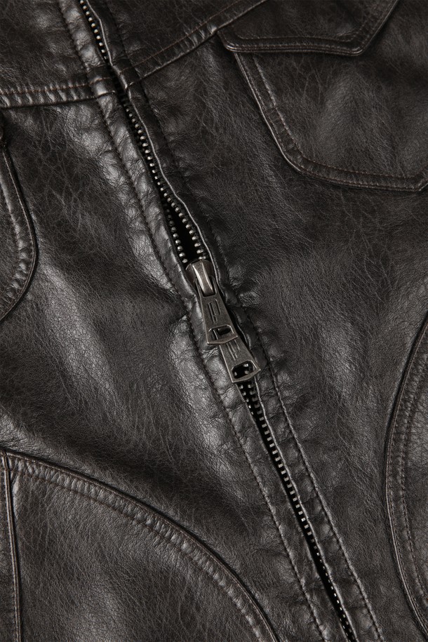 피유 레더 트러커 재킷 M-GPJP59는 다크브라운 컬러의 남성용 트러커 재킷입니다. 캐주얼 스타일의 무지 패턴으로, 가을과 겨울에 두껍게 입을 수 있도록 디자인되었습니다. 폴리우레탄 소재로 제작되어 부드러운 촉감을 제공하며, 셔링 안감과 앞면 포켓 디테일, 퍼 안감이 돋보입니다. 지퍼형 여밈 방식과 레귤러핏으로 편안하게 착용 가능하며, 겨울철 데일리룩에 활용하기 좋습니다. 캐주얼, 미니멀, 클래식 스타일을 모두 아우르는 매력적인 아이템입니다.
