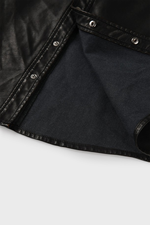 피유 레더 캐주얼 포켓 셔츠 M-IPJP61는 남성용 레더 셔츠입니다. 슬림핏으로 디자인되었으며, 부드러운 촉감의 빈티지 스타일 PU 레더 소재를 사용하여 제작되었습니다. 블랙 컬러의 무지 패턴에 셔츠형 코트 타입으로, 간절기와 여름에 착용하기 좋습니다. 히든 버튼 여밈 방식과 투 포켓 디자인, 슬림 카라가 특징이며, 안감은 없습니다. 데이트룩과 캐주얼, 미니멀 스타일을 연출하기에 적합합니다.
