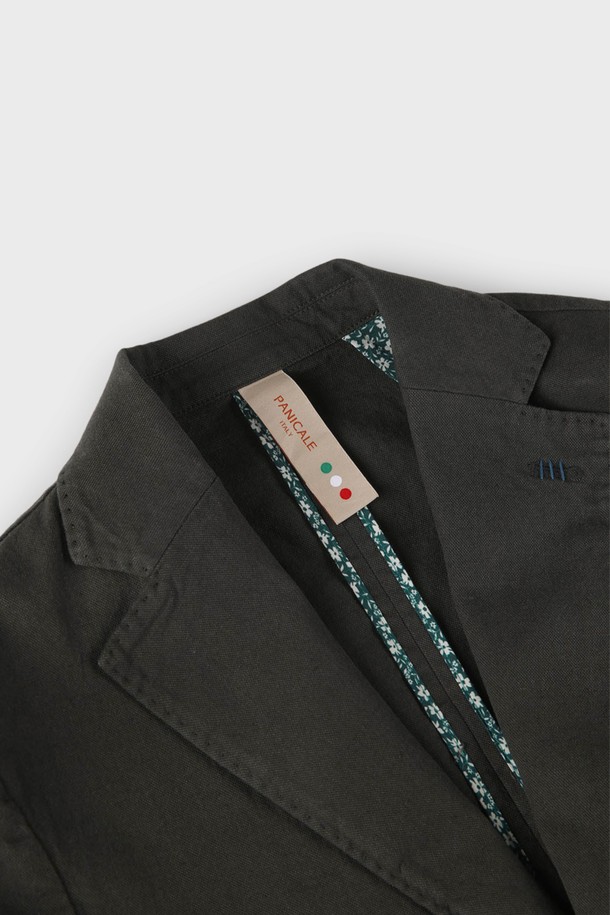 코튼리넨 재킷 D-GCJK14는 남성을 위한 클래식하고 베이직한 스타일의 자켓입니다. 카키와 차콜 두 가지 색상으로 출시되었으며, 봄, 여름 시즌에 활용하기 좋은 얇은 두께의 린넨과 면 혼방 소재로 제작되었습니다. 워싱 처리된 패턴에 슬림핏 디자인이 돋보이며, 부드러운 촉감을 선사합니다. 싱글 버튼 여밈 방식에 노치 라펠, 백 벤트, 사이드 포켓, 가슴 포켓, 그리고 탈부착 가능한 행거 칩 등 디테일한 특징을 갖추고 있습니다. 데이트룩, 비즈니스 캐주얼, 출근룩 등 다양한 TPO에 맞춰 미니멀하고 캐주얼하게 연출할 수 있습니다.
