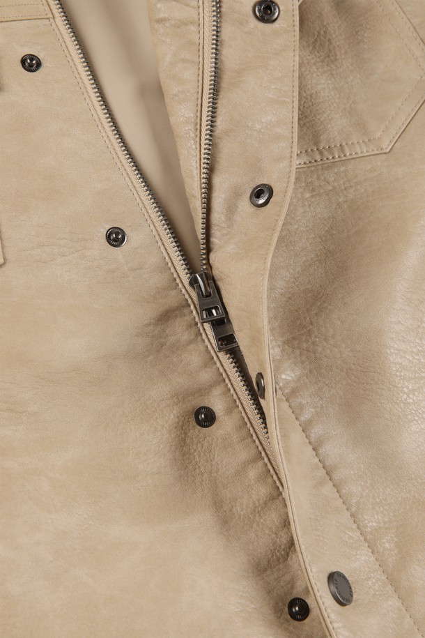 M-GPJP12 스냅 집업 피유 점퍼는 베이직하고 캐주얼한 스타일을 선호하는 남성을 위한 간절기용 아우터입니다. 부드러운 촉감의 폴리우레탄, 비스코스, 면, 폴리에스터 혼방 소재로 제작되어 편안한 착용감을 선사합니다. 레귤러 핏에 레귤러 기장으로, 스냅 여밈 카라와 투웨이 지퍼, 체스트 포켓 2개, 사이드 지퍼 포켓이 있어 실용성을 더했습니다. 베이지 컬러의 무지 디자인으로 다양한 룩에 손쉽게 매치할 수 있으며, 긴 소매로 간절기 날씨에 적합합니다. 미니멀하고 클래식한 스타일을 연출하기에도 좋습니다.
