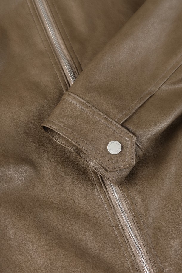 캐주얼 집업 피유 점퍼 M-GPJP09는 부드러운 촉감의 폴리우레탄, 폴리에스터, 인조 가죽 혼방 소재로 제작된 남성용 점퍼입니다. 간절기 시즌에 적합하며, 데이트룩 또는 카페룩에 잘 어울리는 미니멀, 클래식 스타일의 아이템입니다. 브라운 컬러에 무지 패턴으로, 레귤러핏과 레귤러 기장으로 깔끔하게 떨어지는 핏을 연출합니다. 투웨이 지퍼와 사이드 포켓 2개, 기본 칼라, 아이보리 라인 디테일이 돋보이며, 긴 소매와 안감으로 편안한 착용감을 선사합니다.
