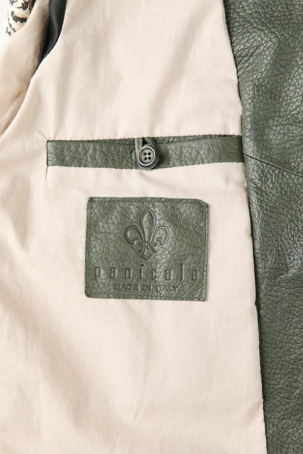 블루종 양가죽 자켓 F-GLJP55는 남성을 위한 캐주얼하고 베이직한 스타일의 아우터입니다. 부드러운 촉감의 양가죽 소재로 제작되었으며, 봄, 가을에 착용하기 좋습니다. 슬림핏 레귤러 기장으로, 무지 디자인에 그레이 컬러가 특징입니다. 모크넥과 투웨이 집업, 지퍼 포켓 디테일이 돋보이며, 안감이 있어 활동성을 높였습니다. 데이트룩에 활용하기 좋은 아이템입니다.
