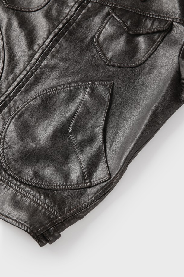 피유 레더 트러커 재킷 M-GPJP59는 다크브라운 컬러의 남성용 트러커 재킷입니다. 캐주얼 스타일의 무지 패턴으로, 가을과 겨울에 두껍게 입을 수 있도록 디자인되었습니다. 폴리우레탄 소재로 제작되어 부드러운 촉감을 제공하며, 셔링 안감과 앞면 포켓 디테일, 퍼 안감이 돋보입니다. 지퍼형 여밈 방식과 레귤러핏으로 편안하게 착용 가능하며, 겨울철 데일리룩에 활용하기 좋습니다. 캐주얼, 미니멀, 클래식 스타일을 모두 아우르는 매력적인 아이템입니다.
