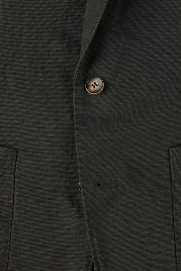 코튼리넨 재킷 D-GCJK14는 남성을 위한 클래식하고 베이직한 스타일의 자켓입니다. 카키와 차콜 두 가지 색상으로 출시되었으며, 봄, 여름 시즌에 활용하기 좋은 얇은 두께의 린넨과 면 혼방 소재로 제작되었습니다. 워싱 처리된 패턴에 슬림핏 디자인이 돋보이며, 부드러운 촉감을 선사합니다. 싱글 버튼 여밈 방식에 노치 라펠, 백 벤트, 사이드 포켓, 가슴 포켓, 그리고 탈부착 가능한 행거 칩 등 디테일한 특징을 갖추고 있습니다. 데이트룩, 비즈니스 캐주얼, 출근룩 등 다양한 TPO에 맞춰 미니멀하고 캐주얼하게 연출할 수 있습니다.
