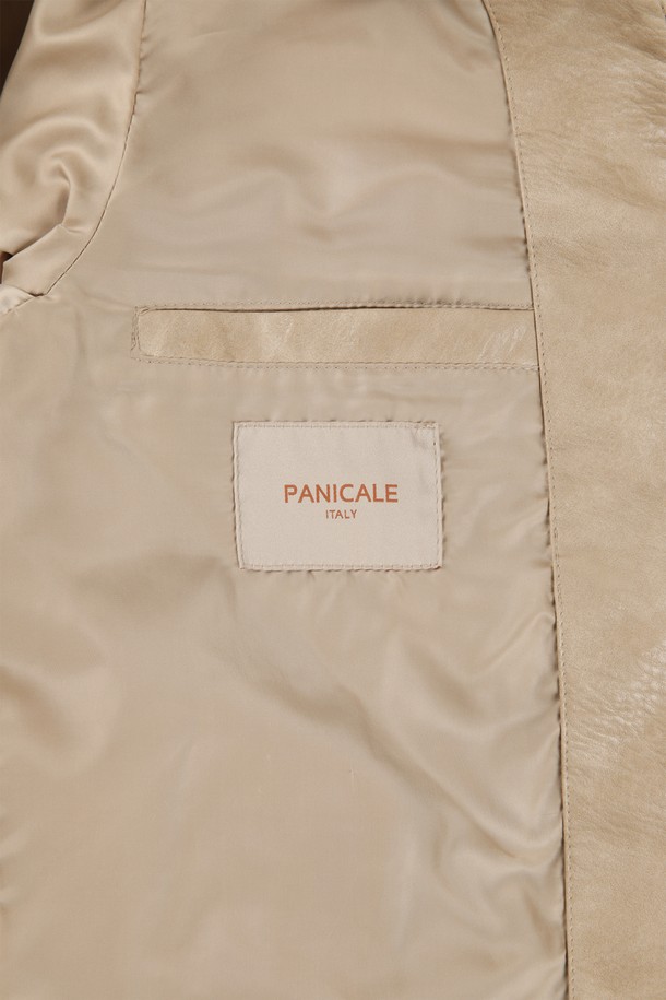 M-GPJP12 스냅 집업 피유 점퍼는 베이직하고 캐주얼한 스타일을 선호하는 남성을 위한 간절기용 아우터입니다. 부드러운 촉감의 폴리우레탄, 비스코스, 면, 폴리에스터 혼방 소재로 제작되어 편안한 착용감을 선사합니다. 레귤러 핏에 레귤러 기장으로, 스냅 여밈 카라와 투웨이 지퍼, 체스트 포켓 2개, 사이드 지퍼 포켓이 있어 실용성을 더했습니다. 베이지 컬러의 무지 디자인으로 다양한 룩에 손쉽게 매치할 수 있으며, 긴 소매로 간절기 날씨에 적합합니다. 미니멀하고 클래식한 스타일을 연출하기에도 좋습니다.
