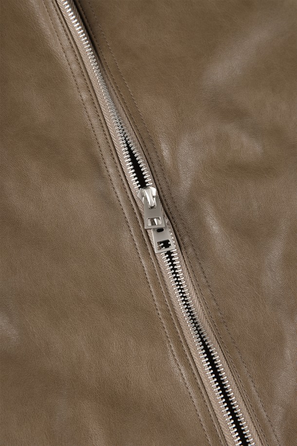 캐주얼 집업 피유 점퍼 M-GPJP09는 부드러운 촉감의 폴리우레탄, 폴리에스터, 인조 가죽 혼방 소재로 제작된 남성용 점퍼입니다. 간절기 시즌에 적합하며, 데이트룩 또는 카페룩에 잘 어울리는 미니멀, 클래식 스타일의 아이템입니다. 브라운 컬러에 무지 패턴으로, 레귤러핏과 레귤러 기장으로 깔끔하게 떨어지는 핏을 연출합니다. 투웨이 지퍼와 사이드 포켓 2개, 기본 칼라, 아이보리 라인 디테일이 돋보이며, 긴 소매와 안감으로 편안한 착용감을 선사합니다.
