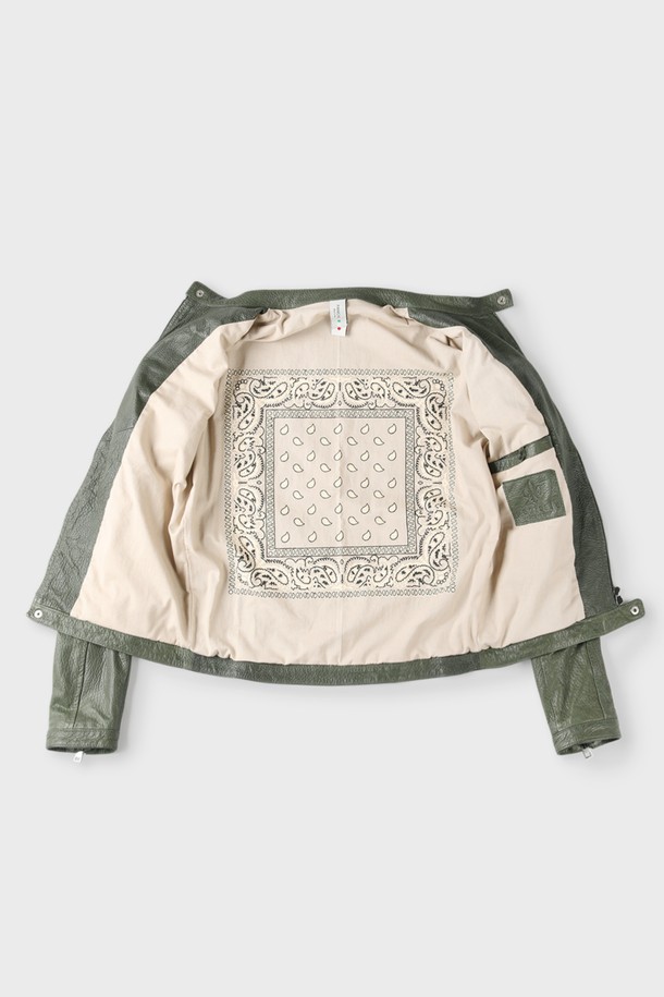 블루종 양가죽 자켓 F-GLJP55는 남성을 위한 캐주얼하고 베이직한 스타일의 아우터입니다. 부드러운 촉감의 양가죽 소재로 제작되었으며, 봄, 가을에 착용하기 좋습니다. 슬림핏 레귤러 기장으로, 무지 디자인에 그레이 컬러가 특징입니다. 모크넥과 투웨이 집업, 지퍼 포켓 디테일이 돋보이며, 안감이 있어 활동성을 높였습니다. 데이트룩에 활용하기 좋은 아이템입니다.
