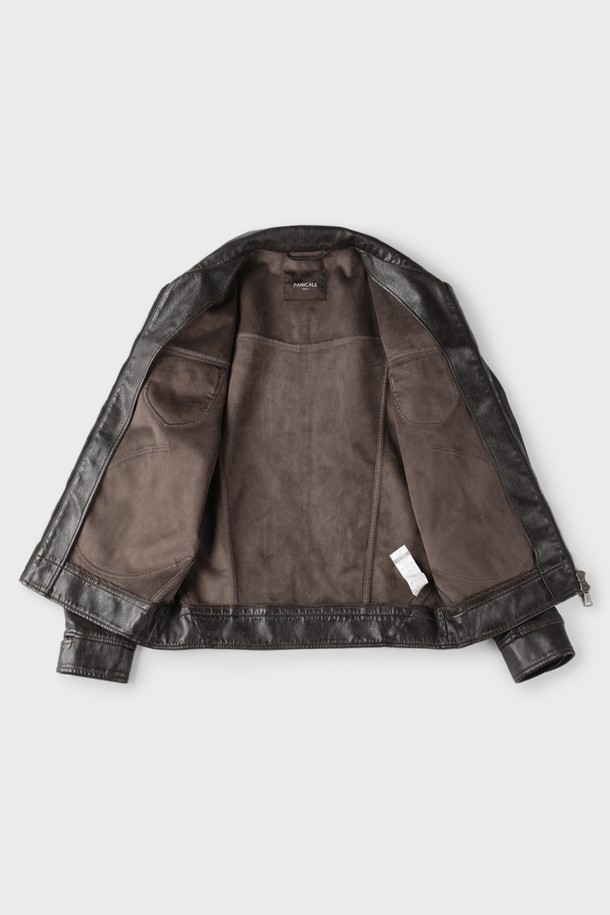 피유 레더 트러커 재킷 M-GPJP59는 다크브라운 컬러의 남성용 트러커 재킷입니다. 캐주얼 스타일의 무지 패턴으로, 가을과 겨울에 두껍게 입을 수 있도록 디자인되었습니다. 폴리우레탄 소재로 제작되어 부드러운 촉감을 제공하며, 셔링 안감과 앞면 포켓 디테일, 퍼 안감이 돋보입니다. 지퍼형 여밈 방식과 레귤러핏으로 편안하게 착용 가능하며, 겨울철 데일리룩에 활용하기 좋습니다. 캐주얼, 미니멀, 클래식 스타일을 모두 아우르는 매력적인 아이템입니다.
