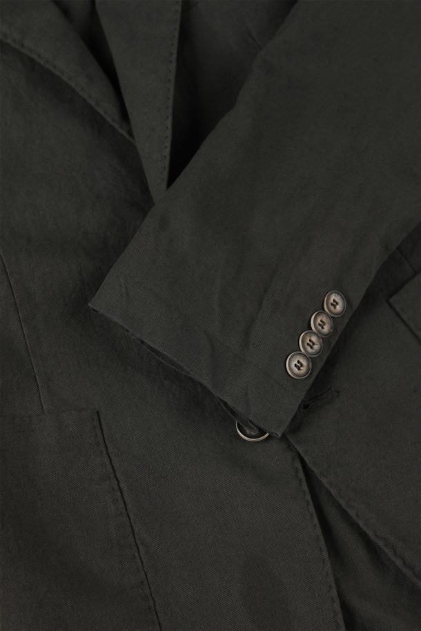 코튼리넨 재킷 D-GCJK14는 남성을 위한 클래식하고 베이직한 스타일의 자켓입니다. 카키와 차콜 두 가지 색상으로 출시되었으며, 봄, 여름 시즌에 활용하기 좋은 얇은 두께의 린넨과 면 혼방 소재로 제작되었습니다. 워싱 처리된 패턴에 슬림핏 디자인이 돋보이며, 부드러운 촉감을 선사합니다. 싱글 버튼 여밈 방식에 노치 라펠, 백 벤트, 사이드 포켓, 가슴 포켓, 그리고 탈부착 가능한 행거 칩 등 디테일한 특징을 갖추고 있습니다. 데이트룩, 비즈니스 캐주얼, 출근룩 등 다양한 TPO에 맞춰 미니멀하고 캐주얼하게 연출할 수 있습니다.
