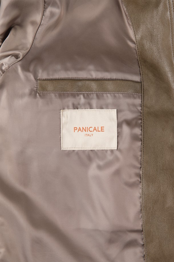 캐주얼 집업 피유 점퍼 M-GPJP09는 부드러운 촉감의 폴리우레탄, 폴리에스터, 인조 가죽 혼방 소재로 제작된 남성용 점퍼입니다. 간절기 시즌에 적합하며, 데이트룩 또는 카페룩에 잘 어울리는 미니멀, 클래식 스타일의 아이템입니다. 브라운 컬러에 무지 패턴으로, 레귤러핏과 레귤러 기장으로 깔끔하게 떨어지는 핏을 연출합니다. 투웨이 지퍼와 사이드 포켓 2개, 기본 칼라, 아이보리 라인 디테일이 돋보이며, 긴 소매와 안감으로 편안한 착용감을 선사합니다.
