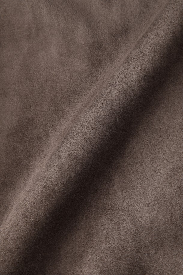 피유 레더 트러커 재킷 M-GPJP59는 다크브라운 컬러의 남성용 트러커 재킷입니다. 캐주얼 스타일의 무지 패턴으로, 가을과 겨울에 두껍게 입을 수 있도록 디자인되었습니다. 폴리우레탄 소재로 제작되어 부드러운 촉감을 제공하며, 셔링 안감과 앞면 포켓 디테일, 퍼 안감이 돋보입니다. 지퍼형 여밈 방식과 레귤러핏으로 편안하게 착용 가능하며, 겨울철 데일리룩에 활용하기 좋습니다. 캐주얼, 미니멀, 클래식 스타일을 모두 아우르는 매력적인 아이템입니다.
