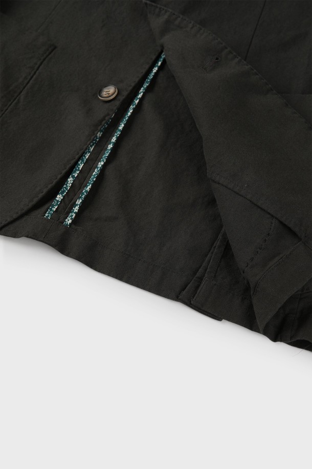 코튼리넨 재킷 D-GCJK14는 남성을 위한 클래식하고 베이직한 스타일의 자켓입니다. 카키와 차콜 두 가지 색상으로 출시되었으며, 봄, 여름 시즌에 활용하기 좋은 얇은 두께의 린넨과 면 혼방 소재로 제작되었습니다. 워싱 처리된 패턴에 슬림핏 디자인이 돋보이며, 부드러운 촉감을 선사합니다. 싱글 버튼 여밈 방식에 노치 라펠, 백 벤트, 사이드 포켓, 가슴 포켓, 그리고 탈부착 가능한 행거 칩 등 디테일한 특징을 갖추고 있습니다. 데이트룩, 비즈니스 캐주얼, 출근룩 등 다양한 TPO에 맞춰 미니멀하고 캐주얼하게 연출할 수 있습니다.
