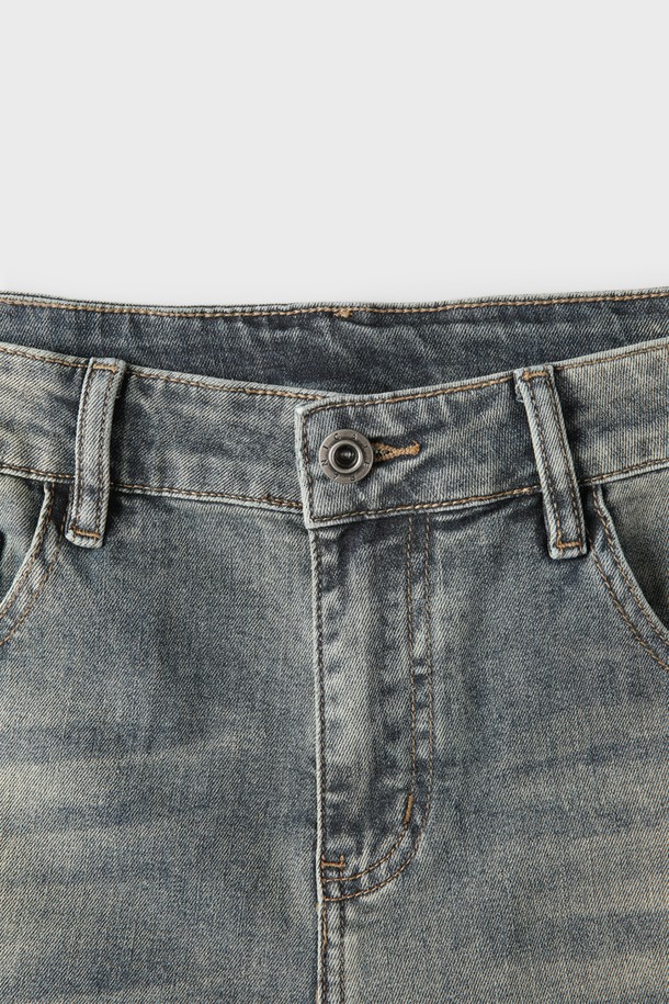 슬림핏 워싱 데님 진 M-GJEAN15는 남성용 데님 팬츠입니다. 볼루 컬러의 빈티지 워싱 디테일이 돋보이며, 캐주얼 스타일을 연출하기 좋습니다. 면과 폴리에스터 혼방 소재로 제작되어 부드러운 촉감을 제공하며, 사계절 내내 활용할 수 있습니다. 크롭 기장의 슬림핏으로, 동네 마실룩, 쇼핑룩 등 다양한 TPO에 매치하기 용이합니다. 단추 여밈, 미드라이즈, 5포켓 디자인, 뒷면 가죽 라벨 등의 특징을 갖춘 데일리 팬츠입니다.
