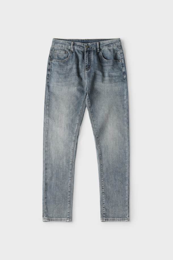 "슬림핏 블루 데님 팬츠 M-GJEAN14"는 캐주얼하고 베이직한 스타일의 남성용 데님 팬츠입니다. 사계절 모두 착용 가능한 두께감으로, 부드러운 촉감이 특징입니다. 빈티지 워싱 처리된 블루 컬러가 매력적이며, 크롭 기장으로 트렌디함을 더했습니다. 미드라이즈 디자인에 5포켓, 단추 여밈, 뒷면 가죽 라벨 디테일을 더해 완성도를 높였습니다. 특히, 동네 마실룩이나 쇼핑룩에 편안하게 매치하기 좋습니다.
