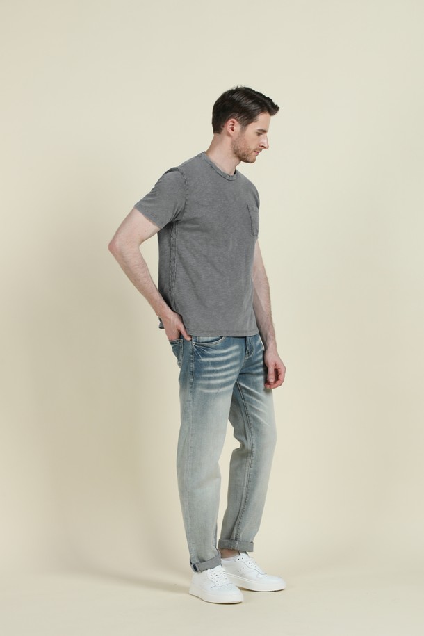 가먼트 다이 코튼 포켓 데일리 티셔츠 F-HTEE63는 부드러운 면 소재로 제작되어 편안한 착용감을 선사합니다. 가먼트 다잉 처리로 빈티지한 컬러감을 더해 유행을 타지 않는 스타일을 연출합니다. 라운드넥에 슬림핏으로 디자인되었으며, 포켓 디테일이 있어 실용성을 높였습니다. 봄, 여름 시즌 데일리룩으로 활용하기 좋으며, 신축성이 좋아 활동성이 뛰어납니다. 캐주얼, 미니멀, 클래식 스타일을 즐기는 남성분들께 추천합니다.
