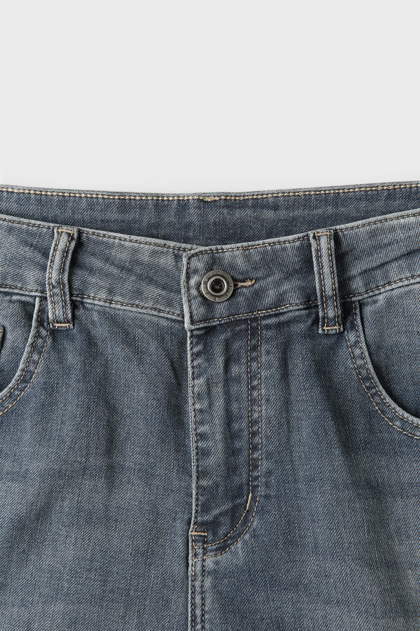 "슬림핏 블루 데님 팬츠 M-GJEAN14"는 캐주얼하고 베이직한 스타일의 남성용 데님 팬츠입니다. 사계절 모두 착용 가능한 두께감으로, 부드러운 촉감이 특징입니다. 빈티지 워싱 처리된 블루 컬러가 매력적이며, 크롭 기장으로 트렌디함을 더했습니다. 미드라이즈 디자인에 5포켓, 단추 여밈, 뒷면 가죽 라벨 디테일을 더해 완성도를 높였습니다. 특히, 동네 마실룩이나 쇼핑룩에 편안하게 매치하기 좋습니다.
