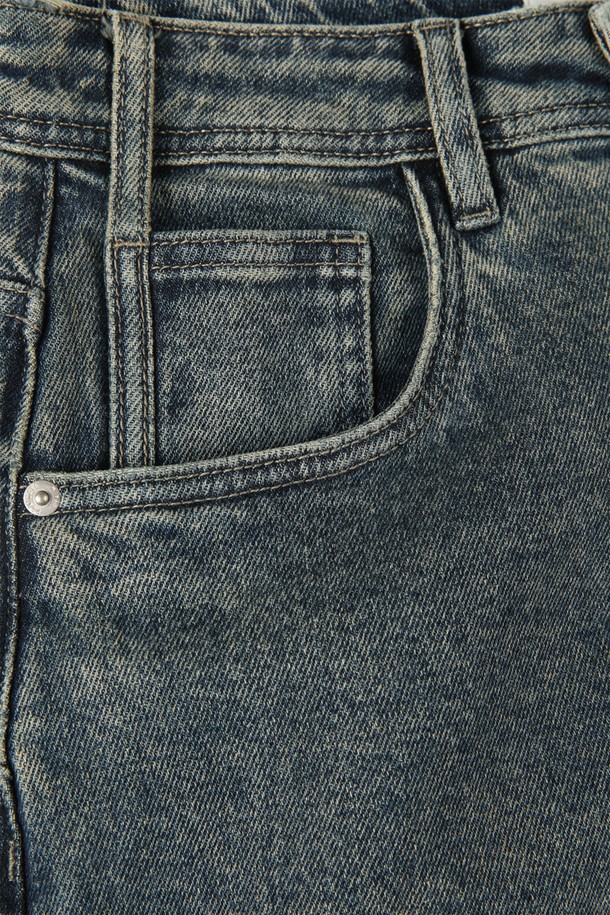 워시드 캐롯핏 데님 팬츠 M-GJEAN56은 남성용 데님 팬츠입니다. 캐주얼, 미니멀, 클래식 스타일을 아우르는 디자인으로, 데일리룩과 쇼핑룩에 적합합니다. 면, 폴리에스터, 스판 혼방 소재로 제작되어 부드러운 촉감을 선사하며, 사계절 내내 착용 가능합니다. 미드라이즈, 5포켓 디자인, 단추 여밈, 뒷면 가죽 라벨 디테일이 특징이며, 레귤러 핏의 캐롯핏으로 편안한 착용감을 제공합니다. 은은한 블루 컬러의 무지 데님 팬츠로 다양한 상의와 매치하여 스타일리시하게 연출할 수 있습니다.
