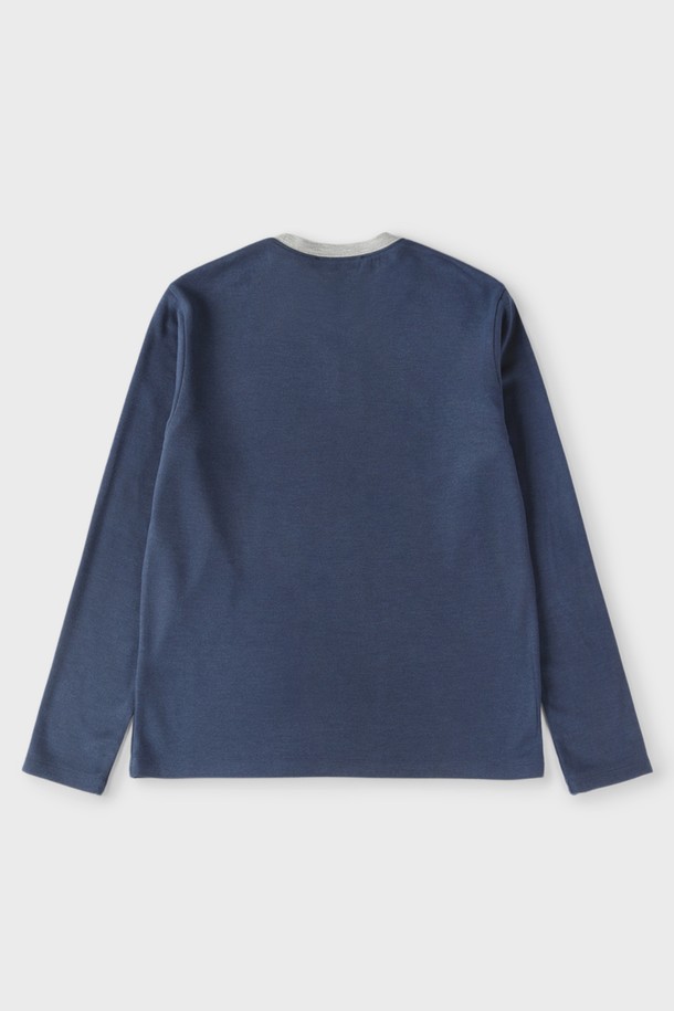 소프트 배색 라운드 티셔츠 D-GTEE59는 가을, 겨울에 착용하기 좋은 남성용 티셔츠입니다. 부드러운 촉감의 아크릴, 레이온, 스판, 양고라 혼방 소재를 사용하여 편안한 착용감을 제공합니다. 차콜과 네이비 두 가지 색상으로, 베이직한 스타일의 라운드넥 긴소매 슬림핏 티셔츠입니다. 넥라인과 하단 로고에 배색 디테일을 더해 포인트를 주었으며, 두께감 있는 소재로 겨울 데일리룩에 활용하기 좋습니다. 클래식, 미니멀, 캐주얼 스타일을 즐겨 입는 남성분들께 추천합니다.
