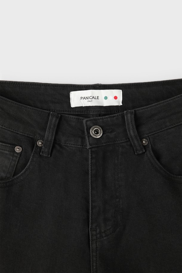 블랙 베이직 데님 팬츠 M-GJEAN66은 데일리 및 캐주얼 스타일에 적합한 남성용 데님 팬츠입니다. 사계절 내내 활용 가능하며, 부드러운 촉감의 면, 폴리에스터, 비스코스, 스판 혼방 소재로 제작되었습니다. 슬림핏 또는 레귤러핏으로 출시되어 편안한 착용감을 선사하며, 무지 디자인에 5포켓, 메탈 버튼, 리벳 장식으로 포인트를 더했습니다. "동네 마실룩"이나 "쇼핑룩"에 잘 어울리는 캐주얼, 미니멀, 클래식 스타일의 팬츠입니다.
