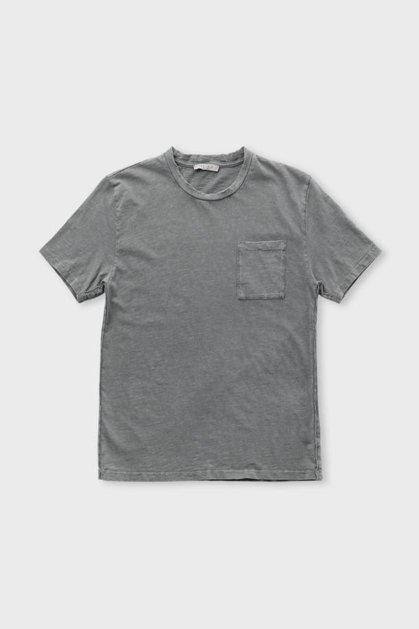 가먼트 다이 코튼 포켓 데일리 티셔츠 F-HTEE63는 부드러운 면 소재로 제작되어 편안한 착용감을 선사합니다. 가먼트 다잉 처리로 빈티지한 컬러감을 더해 유행을 타지 않는 스타일을 연출합니다. 라운드넥에 슬림핏으로 디자인되었으며, 포켓 디테일이 있어 실용성을 높였습니다. 봄, 여름 시즌 데일리룩으로 활용하기 좋으며, 신축성이 좋아 활동성이 뛰어납니다. 캐주얼, 미니멀, 클래식 스타일을 즐기는 남성분들께 추천합니다.
