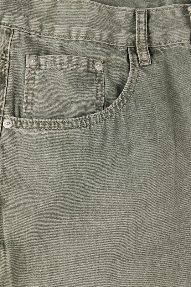 워시드 썸머 와이드 데님 팬츠 M-GJEAN10는 남성 고객을 위한 데님 팬츠입니다. 여름, 간절기에 착용하기 좋으며, 캐주얼, 미니멀, 시티보이 스타일 연출에 적합합니다. 그레이, 그린 두 가지 색상으로 출시되었으며, 얇은 두께감의 면, 폴리에스터 혼방 소재로 제작되었습니다. 와이드핏, 무지 디자인에 미드라이즈, 5포켓, 뒷면 가죽 라벨, 단추 여밈 디테일을 더했습니다. 동네 마실룩부터 쇼핑룩까지 폭넓게 활용할 수 있습니다.
