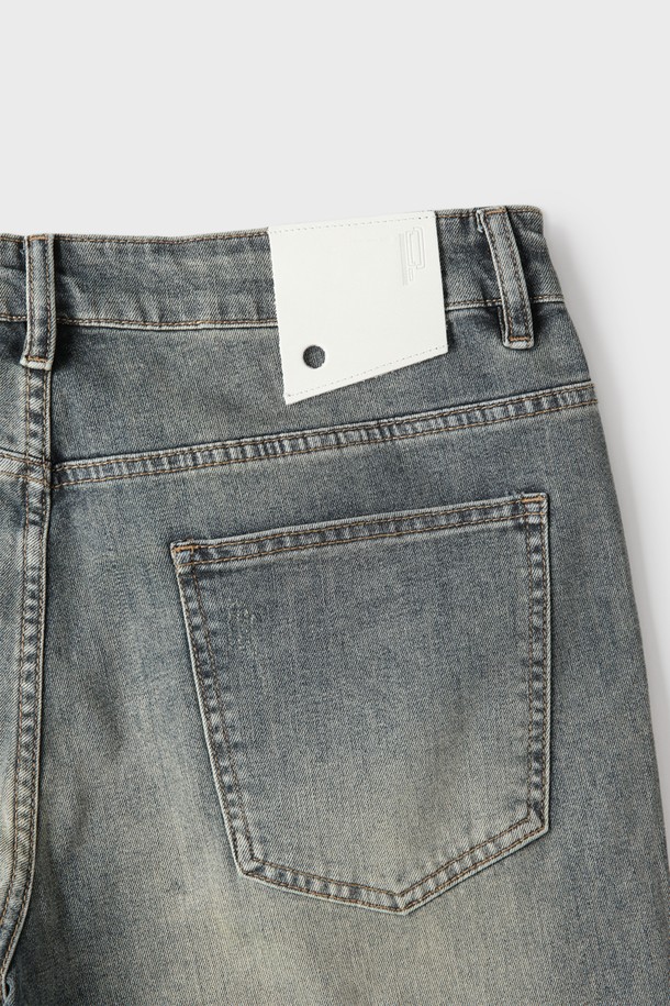 슬림핏 워싱 데님 진 M-GJEAN15는 남성용 데님 팬츠입니다. 볼루 컬러의 빈티지 워싱 디테일이 돋보이며, 캐주얼 스타일을 연출하기 좋습니다. 면과 폴리에스터 혼방 소재로 제작되어 부드러운 촉감을 제공하며, 사계절 내내 활용할 수 있습니다. 크롭 기장의 슬림핏으로, 동네 마실룩, 쇼핑룩 등 다양한 TPO에 매치하기 용이합니다. 단추 여밈, 미드라이즈, 5포켓 디자인, 뒷면 가죽 라벨 등의 특징을 갖춘 데일리 팬츠입니다.
