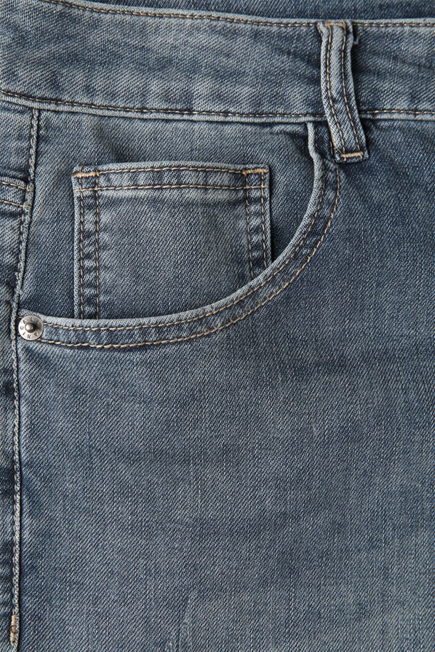 "슬림핏 블루 데님 팬츠 M-GJEAN14"는 캐주얼하고 베이직한 스타일의 남성용 데님 팬츠입니다. 사계절 모두 착용 가능한 두께감으로, 부드러운 촉감이 특징입니다. 빈티지 워싱 처리된 블루 컬러가 매력적이며, 크롭 기장으로 트렌디함을 더했습니다. 미드라이즈 디자인에 5포켓, 단추 여밈, 뒷면 가죽 라벨 디테일을 더해 완성도를 높였습니다. 특히, 동네 마실룩이나 쇼핑룩에 편안하게 매치하기 좋습니다.
