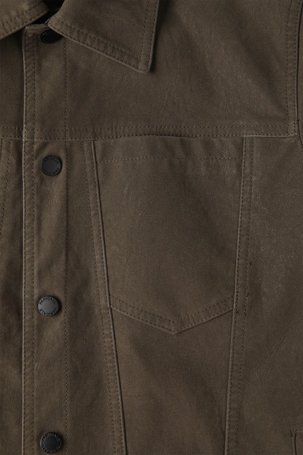 피유 레더 누벅 점퍼 M-GPJP55는 남성용 점퍼로, 빈티지하고 캐주얼한 스타일을 연출합니다. 부드러운 촉감의 폴리우레탄 소재와 중간 두께감으로 봄, 가을에 적합하며, 기본 카라와 버튼 여밈 방식이 특징입니다. 카키 색상의 레귤러핏 점퍼로, 가슴 포켓과 사이드 포켓이 있어 실용성을 더했습니다. 가을 나들이룩, 캐주얼, 클래식, 워크웨어 스타일을 즐기는 분들께 추천합니다.
