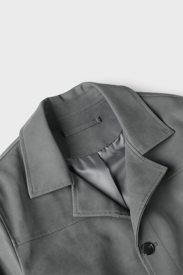 **버튼업 피유 레더 점퍼 M-GPJP11**

미니멀한 디자인의 남성용 간절기 점퍼입니다. 그레이 컬러의 무지 패턴으로 어떤 옷에도 쉽게 매치할 수 있습니다. 레귤러 핏에 버튼 여밈 방식으로 제작되었으며, 카라 디자인과 사이드 포켓 2개, 긴 소매가 특징입니다. 폴리우레탄, 인조가죽 소재로 제작되었으며 안감은 폴리에스터 100%입니다. 데이트룩, 출근룩 등 다양한 TPO에 활용 가능한 미니멀, 클래식, 시크 스타일의 아우터입니다.
