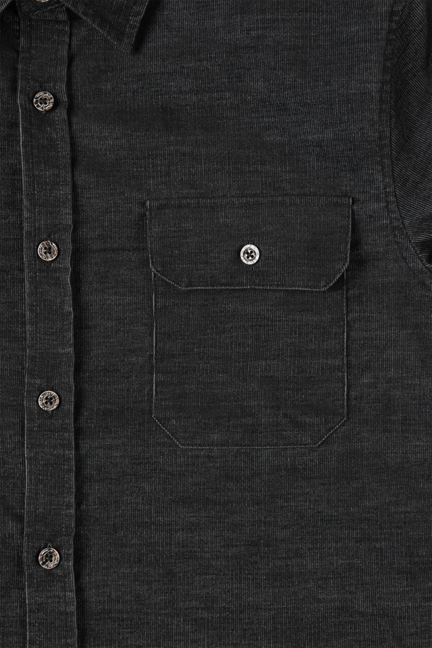 **코듀로이 포켓 셔츠 D-GCSH57**는 가을, 겨울에 어울리는 남성용 코듀로이 셔츠입니다. 부드러운 촉감의 코듀로이와 비스코스 혼방 소재로 제작되어 편안한 착용감을 선사하며, 베이직하고 캐주얼한 스타일을 연출합니다. 블랙과 아이보리 두 가지 색상으로 출시되었으며, 레귤러핏과 슬림핏 두 가지 핏으로 만나볼 수 있습니다. 버튼다운 카라와 긴 소매, 체스터 포켓 2개, 시그니처 P 자수 디테일이 돋보이며, 아우터로도 활용 가능하여 겨울 데일리룩, 모임룩, 데이트룩 등 다양한 TPO에 활용하기 좋습니다. 캐주얼, 클래식, 미니멀 스타일을 즐겨 입는 남성에게 추천합니다.
