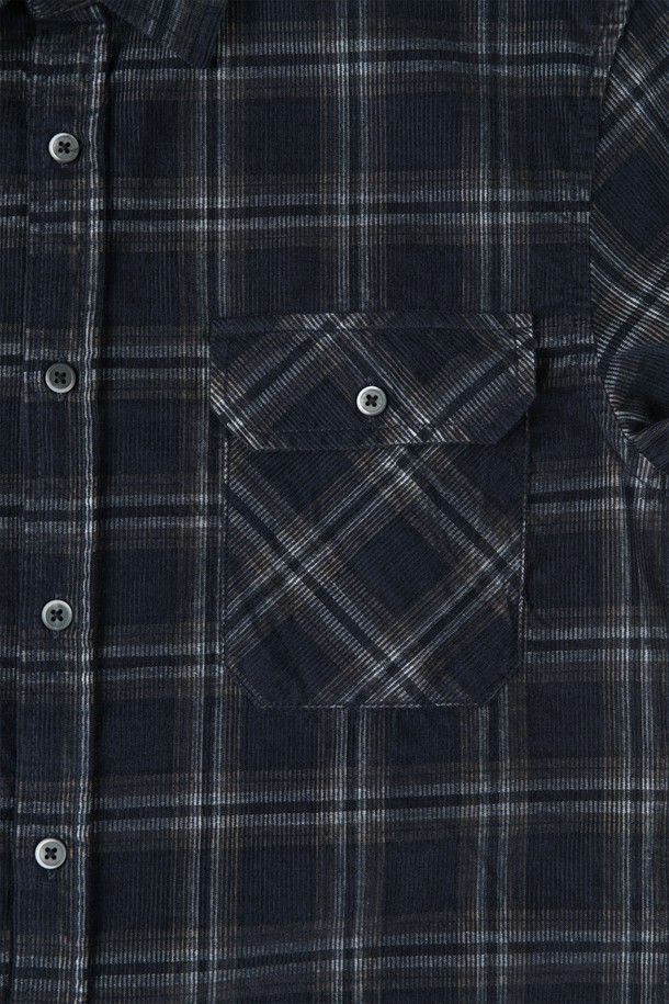 네이비 컬러의 남성용 체크 코듀로이 셔츠 D-GCSH67입니다. 여름, 간절기, 겨울에 착용하기 좋은 이 셔츠는 캐주얼, 베이직 스타일을 연출하며, 레귤러 기장과 레귤러슬림핏으로 제작되었습니다. 버튼다운 카라와 좁은 골의 코듀로이 원단은 부드러운 촉감을 선사하며, 시그니처 P 자수와 두 개의 체스트 포켓이 특징입니다. 아우터로도 활용 가능하며 겨울 데일리룩을 완성하는 데 적합합니다.
