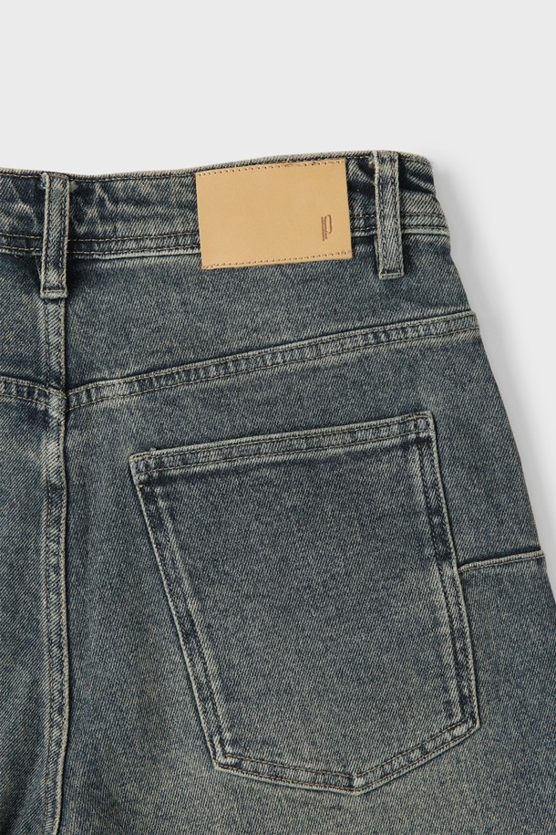 워시드 캐롯핏 데님 팬츠 M-GJEAN56은 남성용 데님 팬츠입니다. 캐주얼, 미니멀, 클래식 스타일을 아우르는 디자인으로, 데일리룩과 쇼핑룩에 적합합니다. 면, 폴리에스터, 스판 혼방 소재로 제작되어 부드러운 촉감을 선사하며, 사계절 내내 착용 가능합니다. 미드라이즈, 5포켓 디자인, 단추 여밈, 뒷면 가죽 라벨 디테일이 특징이며, 레귤러 핏의 캐롯핏으로 편안한 착용감을 제공합니다. 은은한 블루 컬러의 무지 데님 팬츠로 다양한 상의와 매치하여 스타일리시하게 연출할 수 있습니다.
