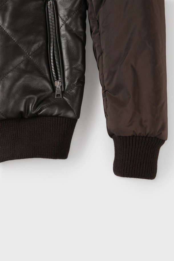 퀼팅 패딩 레더 재킷 F-GLJP54는 남성용 아우터입니다. 겨울철 일상복으로, 캐주얼과 클래식 스타일을 모두 연출할 수 있습니다. 부드러운 램스킨과 폴리에스테르 소재로 제작되었으며, 두꺼운 두께감과 긴 소매 기장으로 보온성을 높였습니다. 다이아몬드 퀼팅, 투웨이 지퍼, 칼라 디테일, 지퍼 포켓, 립 디테일 등 다양한 특징을 갖춘 레귤러핏 패딩 재킷입니다. 안감 또한 패딩 처리되어 겨울 데일리룩에 적합합니다.
