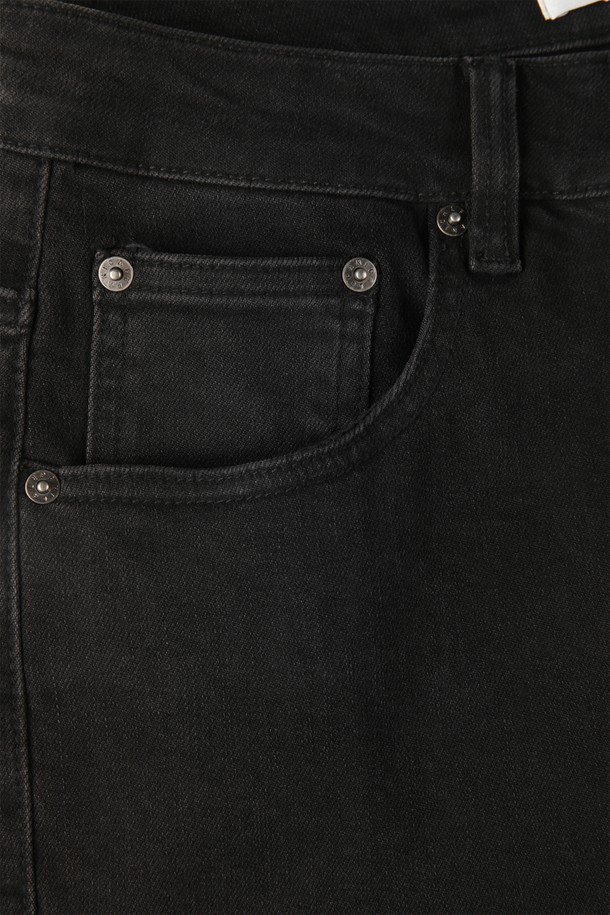 블랙 베이직 데님 팬츠 M-GJEAN66은 데일리 및 캐주얼 스타일에 적합한 남성용 데님 팬츠입니다. 사계절 내내 활용 가능하며, 부드러운 촉감의 면, 폴리에스터, 비스코스, 스판 혼방 소재로 제작되었습니다. 슬림핏 또는 레귤러핏으로 출시되어 편안한 착용감을 선사하며, 무지 디자인에 5포켓, 메탈 버튼, 리벳 장식으로 포인트를 더했습니다. "동네 마실룩"이나 "쇼핑룩"에 잘 어울리는 캐주얼, 미니멀, 클래식 스타일의 팬츠입니다.
