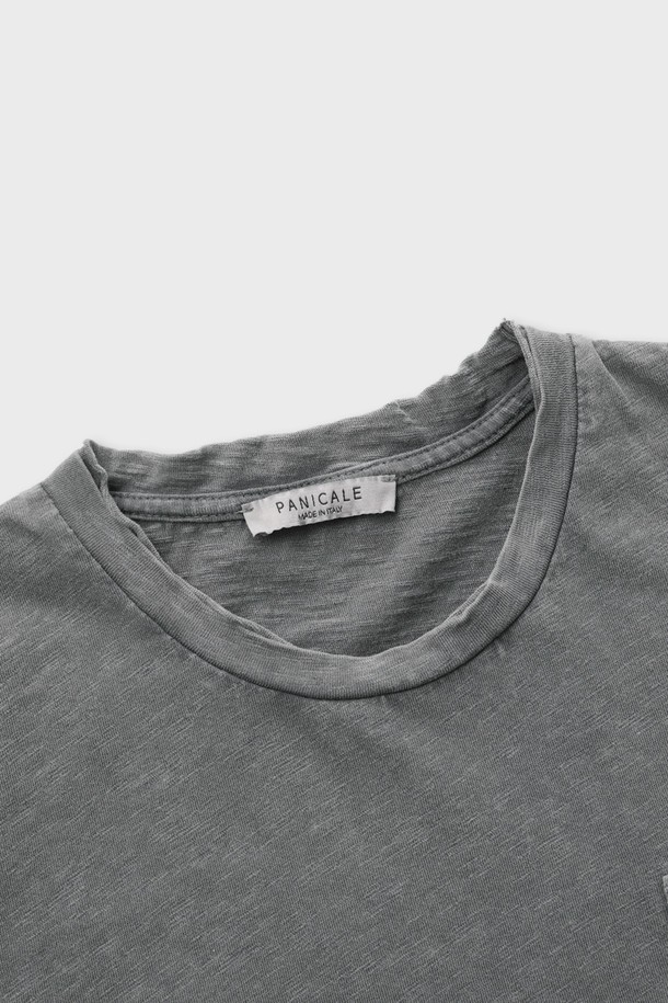 가먼트 다이 코튼 포켓 데일리 티셔츠 F-HTEE63는 부드러운 면 소재로 제작되어 편안한 착용감을 선사합니다. 가먼트 다잉 처리로 빈티지한 컬러감을 더해 유행을 타지 않는 스타일을 연출합니다. 라운드넥에 슬림핏으로 디자인되었으며, 포켓 디테일이 있어 실용성을 높였습니다. 봄, 여름 시즌 데일리룩으로 활용하기 좋으며, 신축성이 좋아 활동성이 뛰어납니다. 캐주얼, 미니멀, 클래식 스타일을 즐기는 남성분들께 추천합니다.
