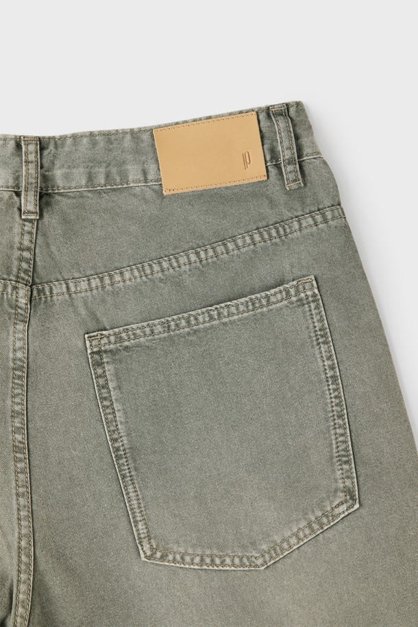 워시드 썸머 와이드 데님 팬츠 M-GJEAN10는 남성 고객을 위한 데님 팬츠입니다. 여름, 간절기에 착용하기 좋으며, 캐주얼, 미니멀, 시티보이 스타일 연출에 적합합니다. 그레이, 그린 두 가지 색상으로 출시되었으며, 얇은 두께감의 면, 폴리에스터 혼방 소재로 제작되었습니다. 와이드핏, 무지 디자인에 미드라이즈, 5포켓, 뒷면 가죽 라벨, 단추 여밈 디테일을 더했습니다. 동네 마실룩부터 쇼핑룩까지 폭넓게 활용할 수 있습니다.
