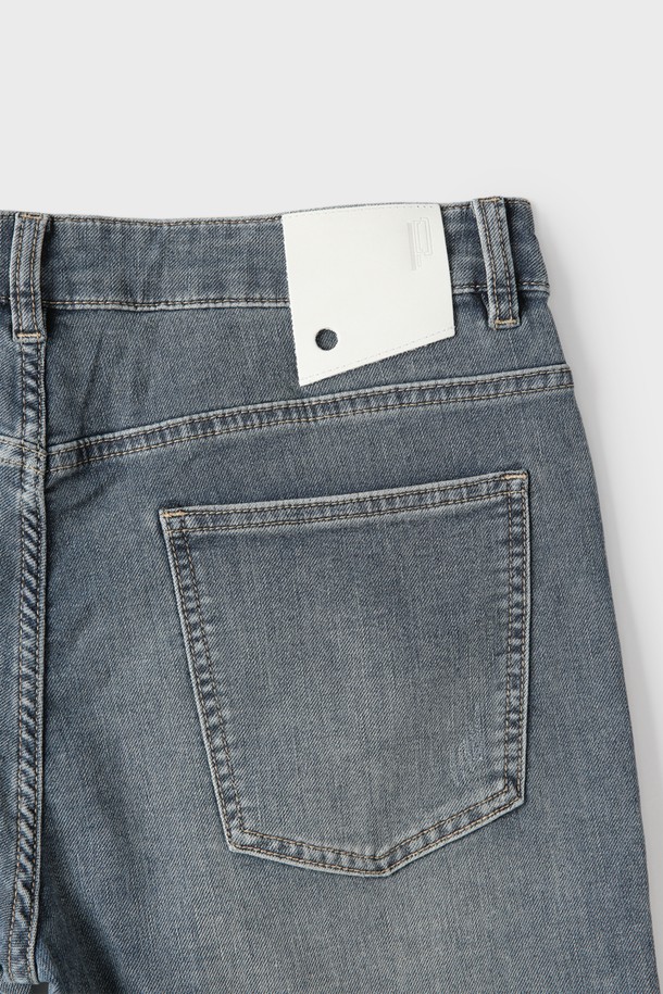 "슬림핏 블루 데님 팬츠 M-GJEAN14"는 캐주얼하고 베이직한 스타일의 남성용 데님 팬츠입니다. 사계절 모두 착용 가능한 두께감으로, 부드러운 촉감이 특징입니다. 빈티지 워싱 처리된 블루 컬러가 매력적이며, 크롭 기장으로 트렌디함을 더했습니다. 미드라이즈 디자인에 5포켓, 단추 여밈, 뒷면 가죽 라벨 디테일을 더해 완성도를 높였습니다. 특히, 동네 마실룩이나 쇼핑룩에 편안하게 매치하기 좋습니다.
