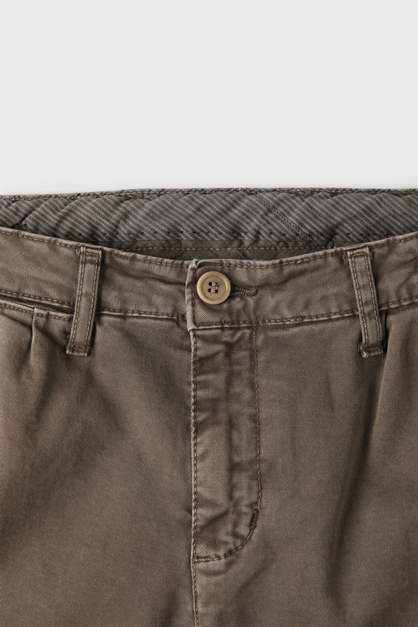 가먼트다잉 코튼 팬츠 F-QCPT01은 베이직하고 캐주얼한 스타일을 연출하기 좋은 남성용 긴 바지입니다. 봄, 가을 계절에 적합하며, 출근룩이나 데이트룩 등 다양한 TPO에 활용할 수 있습니다. 부드러운 촉감의 면과 스판덱스 혼방 소재로 제작되어 편안한 착용감을 제공하며, 슬림핏 디자인으로 세련된 핏을 선사합니다. 브라운과 그레이 두 가지 컬러로 만나볼 수 있으며, 무지 디자인에 벨트 루프, 사이드 포켓, 뒷주머니 등의 디테일을 더했습니다. 가먼트다잉 공법을 적용하여 자연스러운 색감과 빈티지한 멋을 살린 것이 특징입니다.
