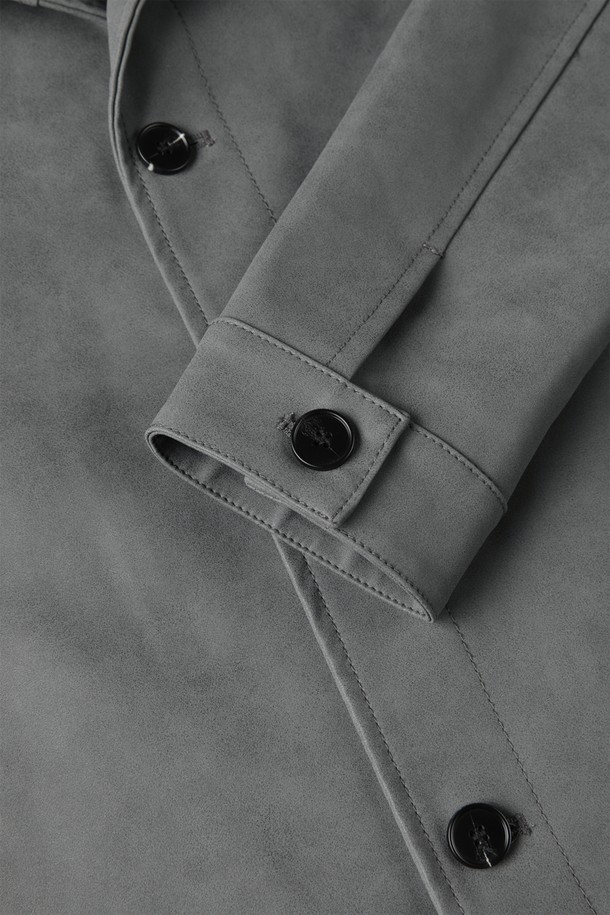 **버튼업 피유 레더 점퍼 M-GPJP11**

미니멀한 디자인의 남성용 간절기 점퍼입니다. 그레이 컬러의 무지 패턴으로 어떤 옷에도 쉽게 매치할 수 있습니다. 레귤러 핏에 버튼 여밈 방식으로 제작되었으며, 카라 디자인과 사이드 포켓 2개, 긴 소매가 특징입니다. 폴리우레탄, 인조가죽 소재로 제작되었으며 안감은 폴리에스터 100%입니다. 데이트룩, 출근룩 등 다양한 TPO에 활용 가능한 미니멀, 클래식, 시크 스타일의 아우터입니다.
