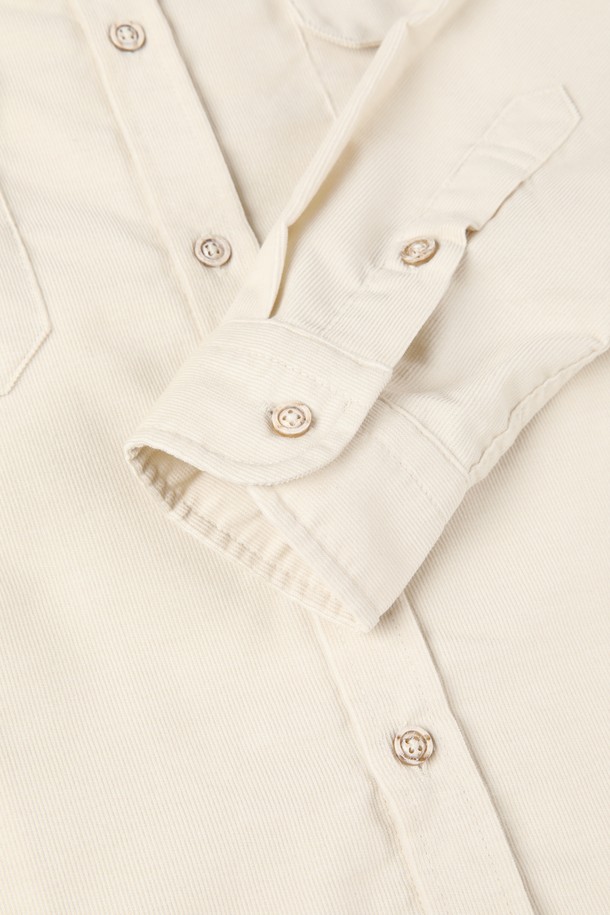 코듀로이 포켓 셔츠 D-GCSH57는 남성용 코듀로이 셔츠입니다. 가을과 겨울에 착용하기 좋은 두꺼운 두께감으로, 부드러운 촉감이 특징입니다. 베이직하고 캐주얼한 스타일로, 일상복으로 활용하기 좋습니다. 블랙과 아이보리 두 가지 색상으로 출시되었습니다. 차이나칼라에 슬림핏 또는 레귤러핏으로 제작되었으며, 체스트 포켓 2개와 P 자수 로고, 버튼다운 칼라 디테일이 돋보입니다. 겨울 데일리룩에 캐주얼, 클래식, 미니멀한 무드를 더해보세요.
