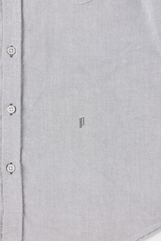 **코튼 옥스포드 셔츠 D-GCSH64**는 남성용 옥스포드 셔츠입니다. 베이직하고 클래식한 스타일로, 여름과 간절기에 착용하기 좋습니다. 슬림핏으로 제작되었으며, 그레이와 화이트 두 가지 색상으로 출시되었습니다. 싱글 체스트 포켓과 버튼 클로저, P 자수 로고가 특징이며, 출근룩, 비즈니스 캐주얼, 오피스룩에 적합합니다. 미니멀하고 클래식한 스타일을 연출할 수 있는 아이템입니다.
