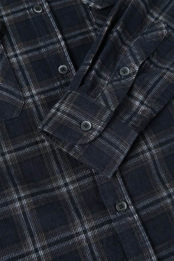 네이비 컬러의 남성용 체크 코듀로이 셔츠 D-GCSH67입니다. 여름, 간절기, 겨울에 착용하기 좋은 이 셔츠는 캐주얼, 베이직 스타일을 연출하며, 레귤러 기장과 레귤러슬림핏으로 제작되었습니다. 버튼다운 카라와 좁은 골의 코듀로이 원단은 부드러운 촉감을 선사하며, 시그니처 P 자수와 두 개의 체스트 포켓이 특징입니다. 아우터로도 활용 가능하며 겨울 데일리룩을 완성하는 데 적합합니다.
