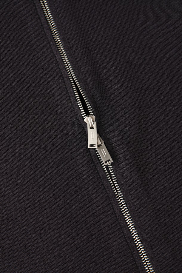 네이비 컬러의 남성용 베이직 투웨이 집업 니트 가디건 M-GNIT58입니다. 봄, 가을에 착용하기 좋은 슬림핏의 긴소매 가디건으로, 부드러운 비스코스, 폴리에스터 혼방 소재로 제작되었습니다. 무지(無地) 디자인에 투웨이 집업 여밈 방식을 적용하여 편안함과 스타일을 동시에 잡았습니다. 데이트룩, 카페룩 등 시간과 장소와 상황에 맞춰 미니멀, 클래식, 캐주얼 스타일을 연출할 수 있으며, 다양한 팬츠와 코디하여 활용도를 높일 수 있습니다.