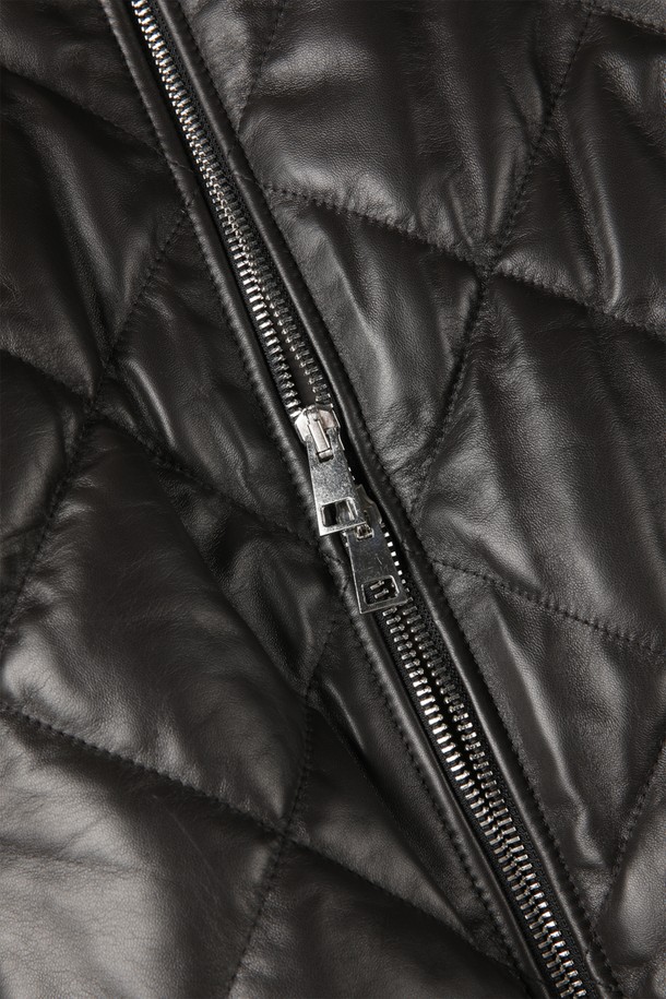 퀼팅 패딩 레더 재킷 F-GLJP54는 남성용 아우터입니다. 겨울철 일상복으로, 캐주얼과 클래식 스타일을 모두 연출할 수 있습니다. 부드러운 램스킨과 폴리에스테르 소재로 제작되었으며, 두꺼운 두께감과 긴 소매 기장으로 보온성을 높였습니다. 다이아몬드 퀼팅, 투웨이 지퍼, 칼라 디테일, 지퍼 포켓, 립 디테일 등 다양한 특징을 갖춘 레귤러핏 패딩 재킷입니다. 안감 또한 패딩 처리되어 겨울 데일리룩에 적합합니다.
